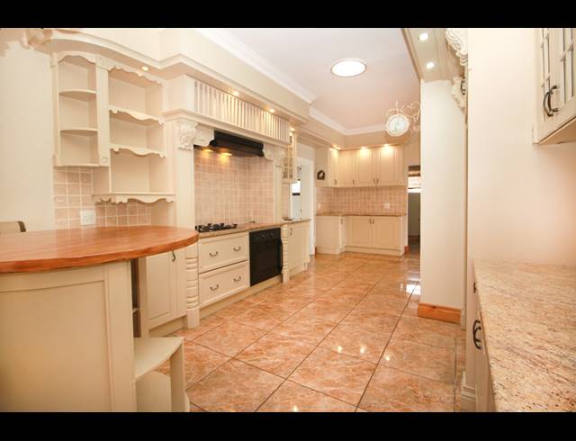 4 BEDROOM HOUSE FOR SALE IN HARTENBOS CENTRAL